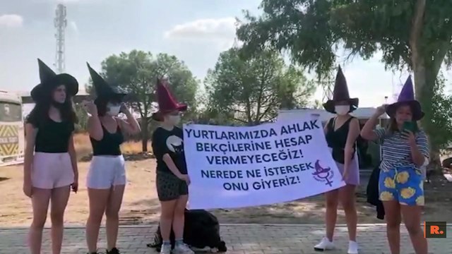 Kampüs Cadıları 'pijama yasağını' protesto etti