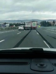 Son dakika... TIR sürücülerinin 'yol verme' inatlaşması kazayla bitti