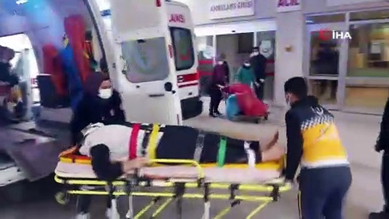 Lastiği patlayan otomobil su tahliye kanalına çarptı: 4 yaralı