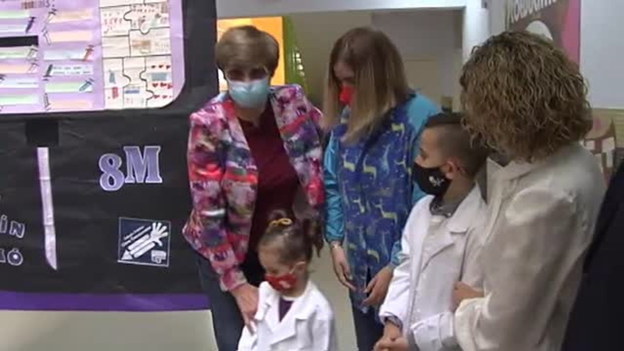 La 'madre' de las vacunas contra la covid visita un colegio en Asturias