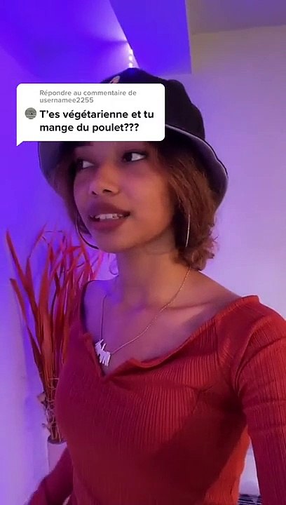 Elle mange du poulet tout en étant végétarienne. Son explication est hilarante