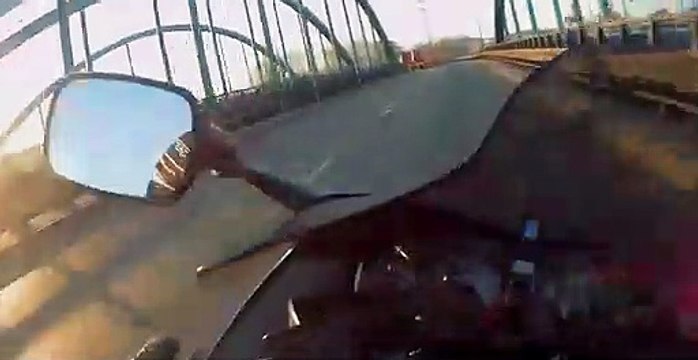 Ce motard croise une moto sans pilote qui vient se garer à côté de lui