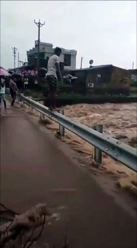 Ces dingues plongent dans une rivière en crue