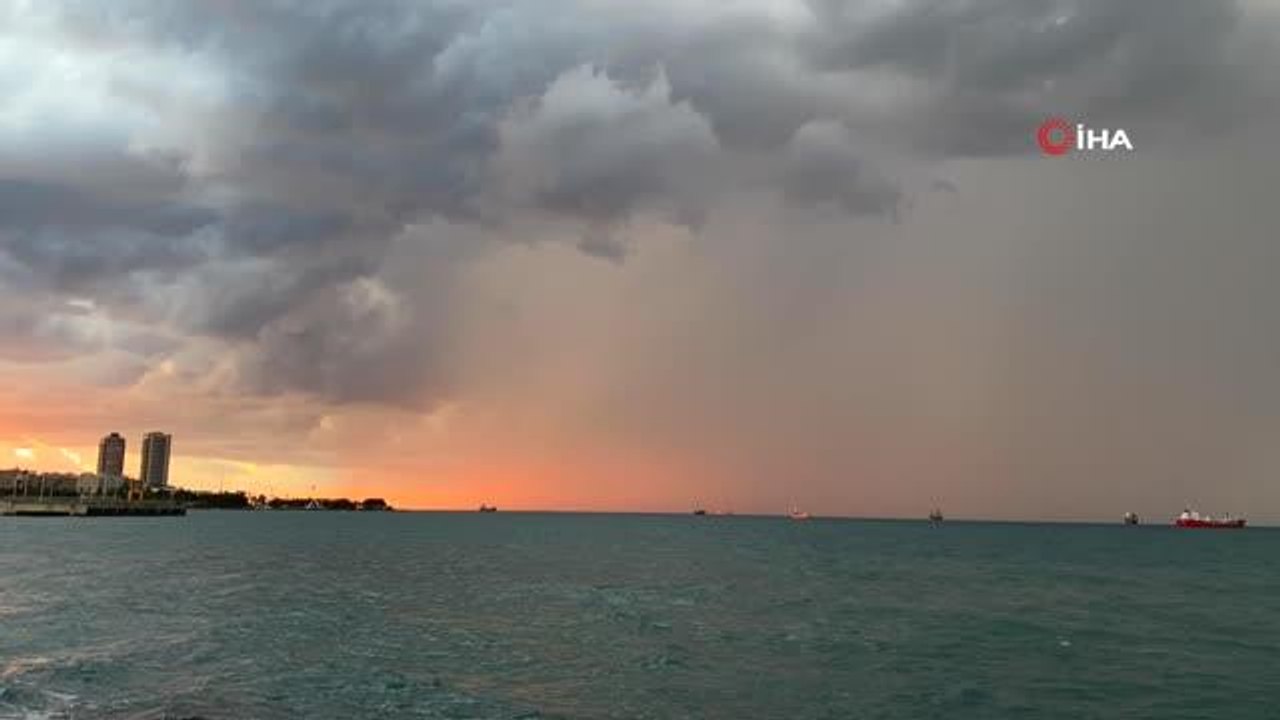 Son dakika haber! İskenderun Körfezi'nde gün batımında şimşekler görsel şölen oluşturdu