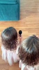 Hana et Sofia (5 et 4 ans) chantent "Y'a pas que les grands qui rêvent" de Valentina.