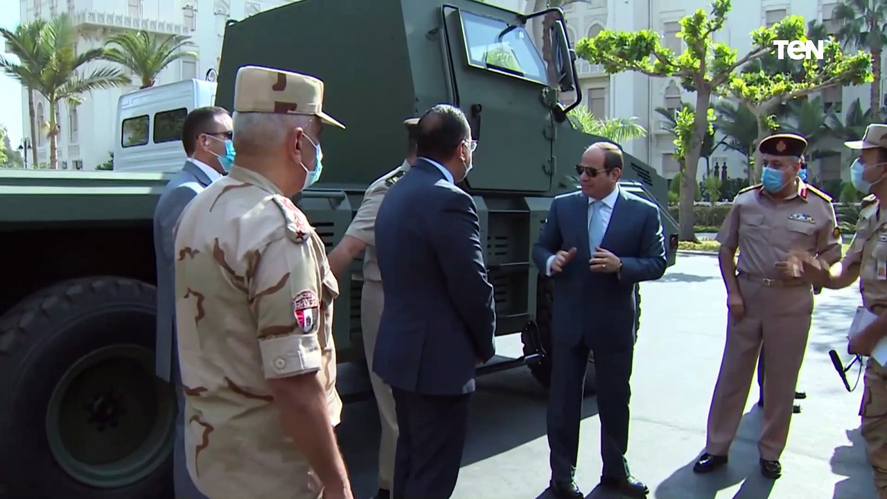 الرئيس السيسي يتفقد عددًا من المركبات المدرعة المطورة من قبل القوات المسلحة