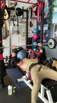 —Gear : @bodyengineersSupplement : @xxlnutritionVilain Wraps : @tuffwraps_uk —Happy Monday Everyone ! ☀️—Salut la famille, j’espère que vous allez bien ? Voici mon entraînement Epaules, Pectoraux, Triceps de ce lundi après-midi.Bon entraînement à