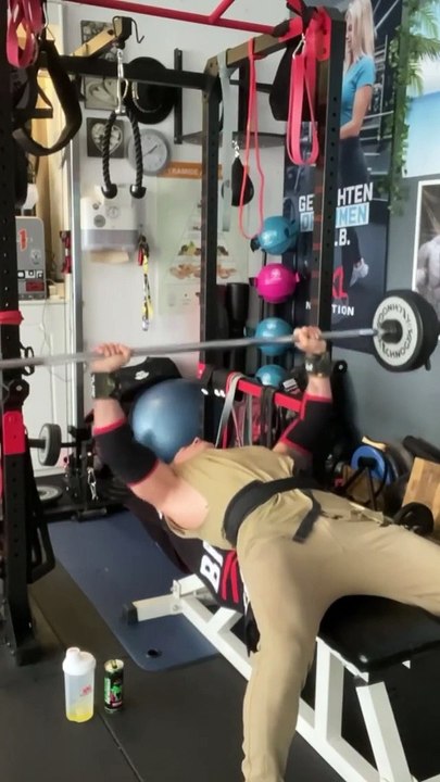 —Gear : @bodyengineersSupplement : @xxlnutritionVilain Wraps : @tuffwraps_uk —Happy Monday Everyone ! ☀️—Salut la famille, j’espère que vous allez bien ? Voici mon entraînement Epaules, Pectoraux, Triceps de ce lundi après-midi.Bon entraînement à