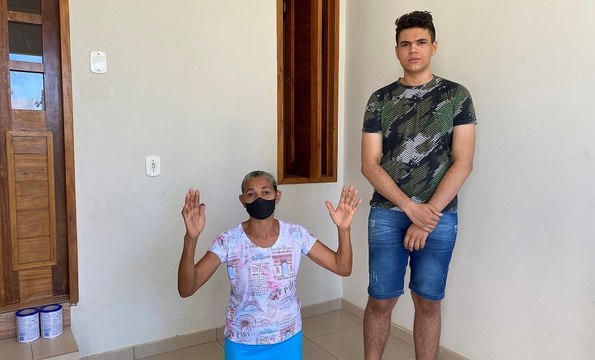 Mãe chora e avó fica de joelhos ao pedirem ajuda para adolescente que sofre com doença e tumor