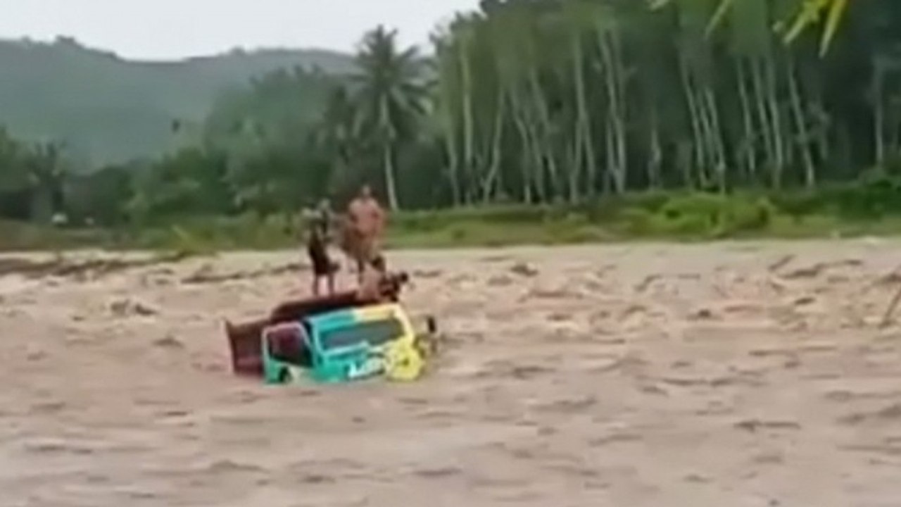 Terseret Arus Banjir, Truk Sawit Terjebak di Tengah Sungai Selama 5 Jam