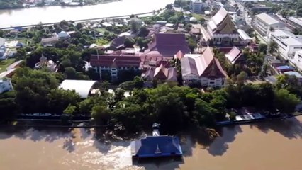 อ่างทอง นายสมศักดิ์นำทีมวางท่อชลประทานสูบน้ำออกจากวัดต้นสน