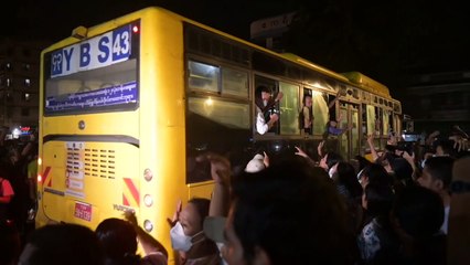 Birmanie: scènes de liesse devant les prisons après l'amnistie de la junte