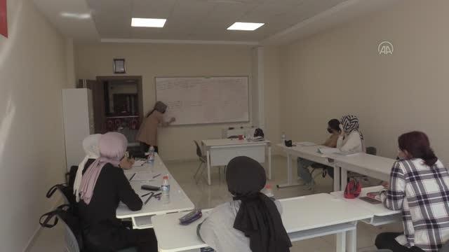 Kadınlar mesleki eğitim hayalini belediyenin açtığı kursla gerçekleştiriyor