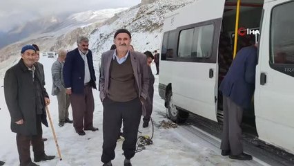 Bahçesaray'da kış çilesi erken başladı, araçlar yolda kaldı