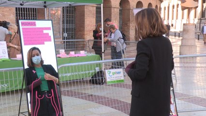 Colocan espejos para aprender a autoexplorarse y detectar precozmente el cáncer de mama