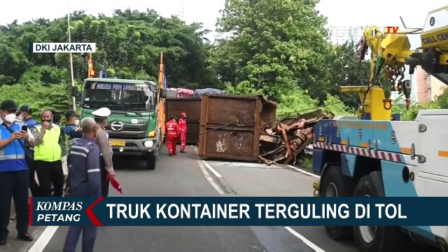Diduga Kelebihan Muatan, Truk Kontainer Terguling di Tol Cawang Arah Cikampek