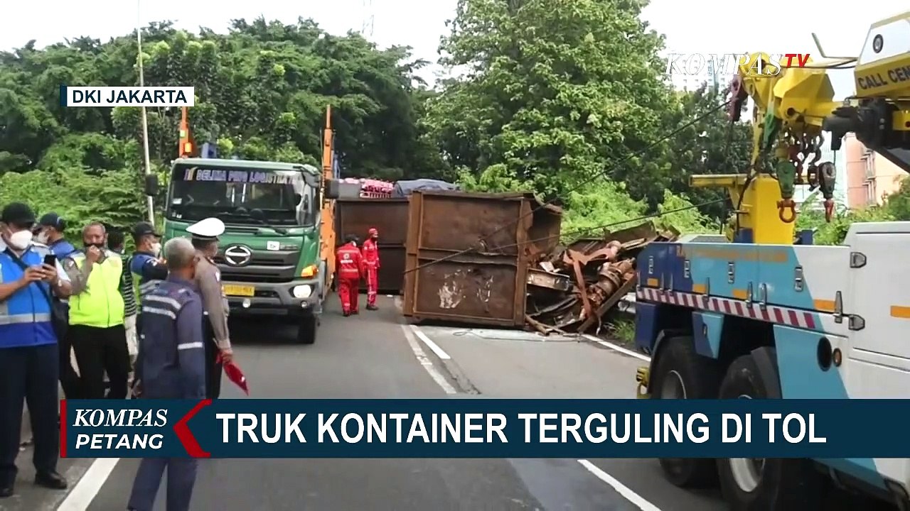 Diduga Kelebihan Muatan, Truk Kontainer Terguling di Tol Cawang Arah Cikampek