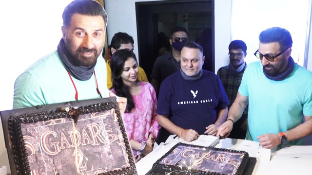 Sunny Deol Celebrates 65th Birthday, Cuts Gadar 2 Special Cake