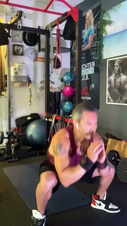 —Gear & Resistance Band from @bodyengineers —Happy Thursday Everyone ! —Salut la famille, j’espère que vous allez bien ? Voici mon entraînement Jambes de ce jeudi après-midi.Avec un échauffement afin de les préparer au mieux à ce qui va suivre ..