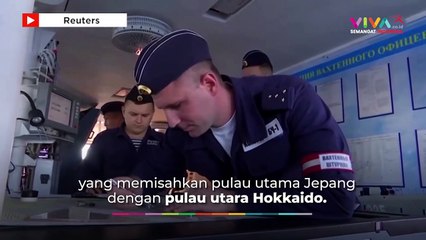 Tải video: Kompak! Kapal Perang Rusia China Lewati Selat di Jepang