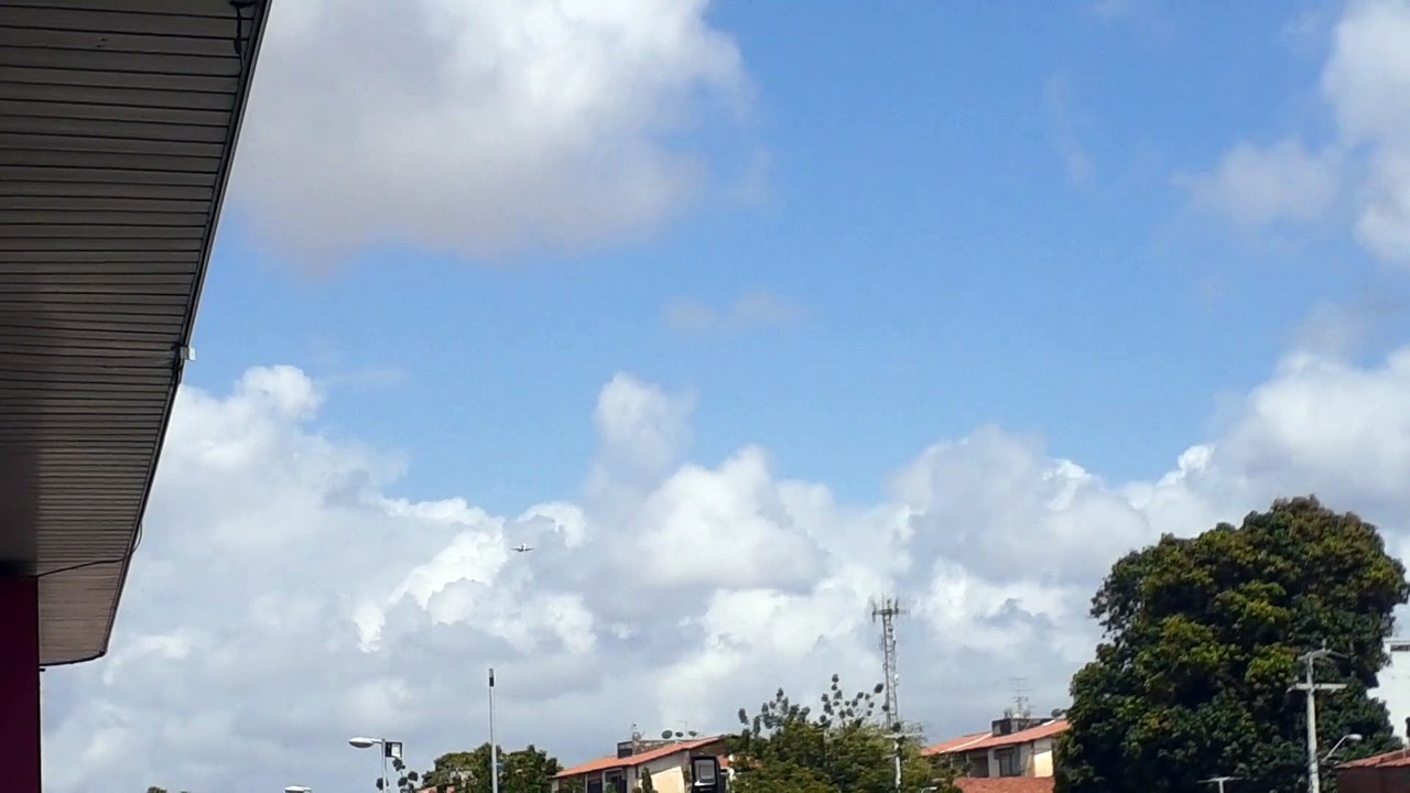 Embraer 195 PR-AXY na aproximação final antes de pousar em Fortaleza vindo do Recife