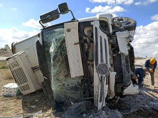 Hurdaya dönen tırdan burnu dahi kanamadan kurtuldu