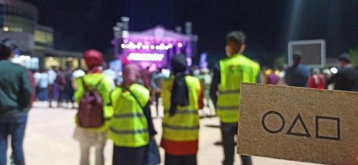 KALIM' OYUNU DİZİSİNİ HATIRLATARAK; 'SIKINTIN OLDUĞUNDA BAŞKA YOLLAR ARAMA BİZİ ARA' KARTVİZİTİ DAĞITTI