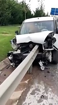 Ce conducteur qui a percuté une barrière de sécurité a eu beaucoup de chance !