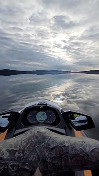 Faire du jetski sur un lac miroir