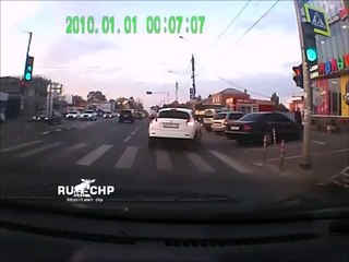 Ce scooter se prend une voiture et repart tranquillement