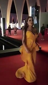 نسرين طافش بقستان أصفر على السجادة الحمراء في سادس أيام مهرجان الجونة