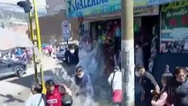 La policía peruana emplea la fuerza del agua para dispersar a los vendedores ambulantes ilegales