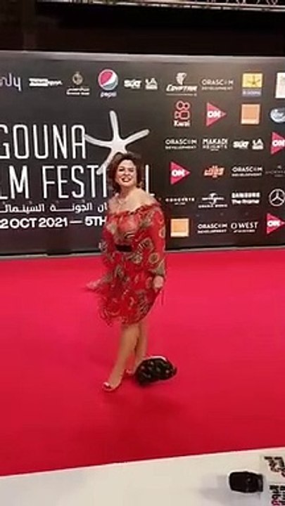 إطلالة إلهام شاهين على السجادة الحمراء في سادس أيام مهرجان الجونة