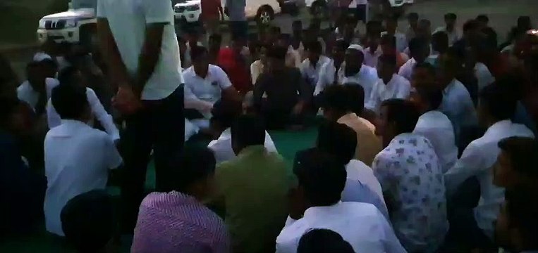 मुकदमे दर्ज होने पर रोष, रिफाइनरी के बाहर धरना