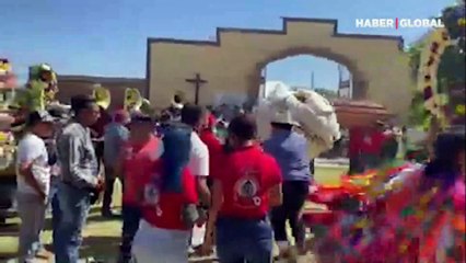 Bir garip cenaze töreni! Müzik, dans, havai fişek...