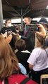 Deputado Vinicius Poit (NOVO-SP) se desentende com manifestantes contra Reforma Administrativa no Aeroporto de Brasília