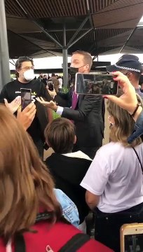 Deputado Vinicius Poit (NOVO-SP) se desentende com manifestantes contra Reforma Administrativa no Aeroporto de Brasília