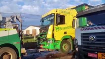 Caminhões se envolvem em colisão traseira na BR-277, em Cascavel