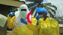 شاهد: تعقيم منزل شاب في الكونغو يعتقد أنه قضى لإصابته بفيروس إيبولا