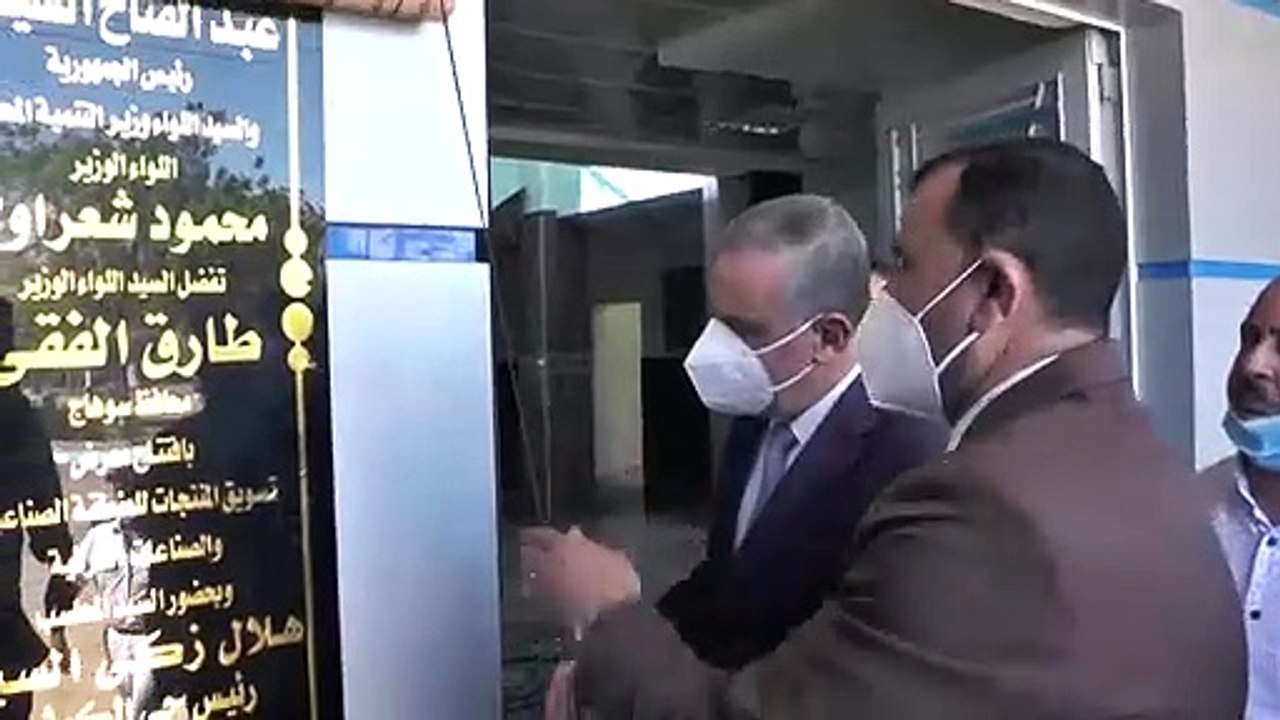 محافظ سوهاج يفتتح معرض تسويق المنتجات بحى الكوث...