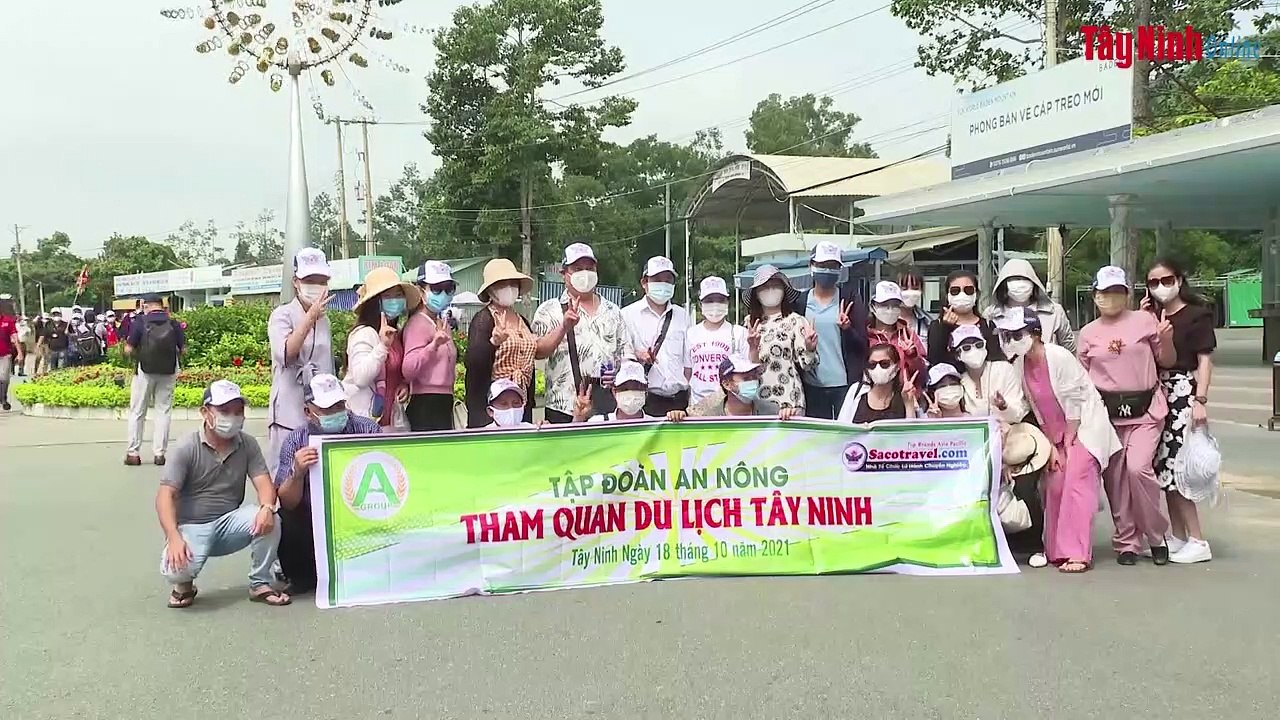 Du khách háo hức đến tham quan núi Bà Đen