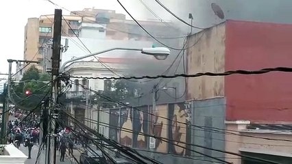 Otro punto del incendio en el parqueo del Congreso de la República.