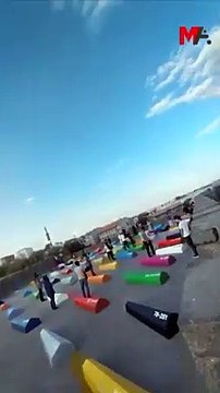 Diyarbakır'da ‘Hafıza Odası’ sergisi protesto edildi; bazı tabutları surlardan aşağıya attılar