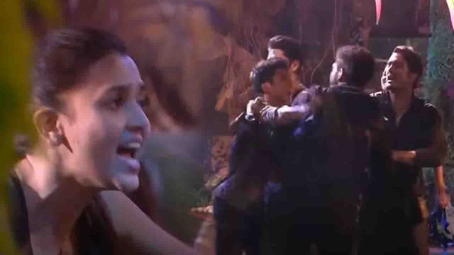 Bigg Boss 15: Karan Kundra का Collar पकड़ा Pratik Sehajpal, Tejasswi Prakash ने बोला | FilmiBeat