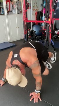 —Would rather be on a beach somewhere but here we are trying to Maintain some Abs Atleast These bands from @bodyengineers up the intensity ⛽️—Happy Friday Everyone ! —Salut la famille, j’espère que vous allez bien ? Voici mon entraînement ABS avec