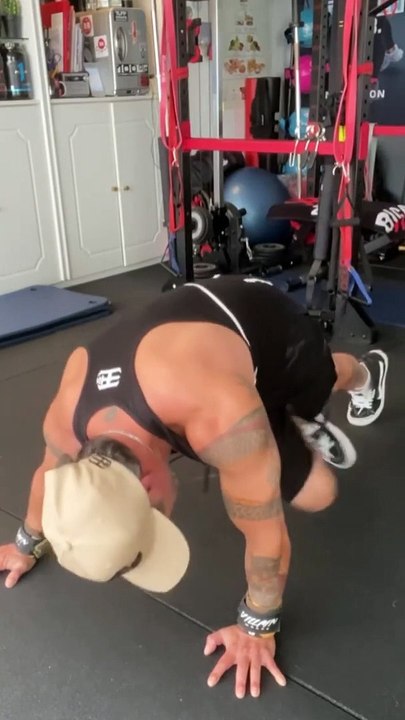 —Would rather be on a beach somewhere but here we are trying to Maintain some Abs  Atleast These bands from @bodyengineers up the intensity ⛽️—Happy Friday Everyone ! —Salut la famille, j’espère que vous allez bien ? Voici mon entraînement ABS avec