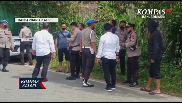Truk Kontainer Terguling dan Timpa Mobil Fortuner Milik Kapolsek Hingga Ringsek