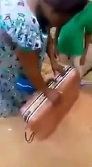 Des enfants enferment leur ami dans une valise !