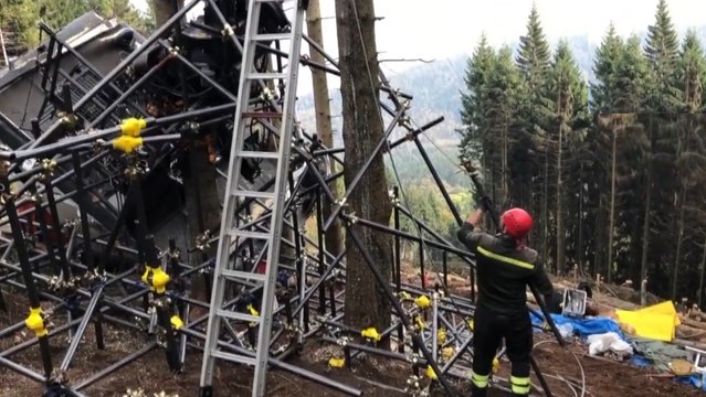 Stresa (VCO) - Tragedia Mottarone, montaggio struttura tubi per rimuovere cabina (20.10.21)