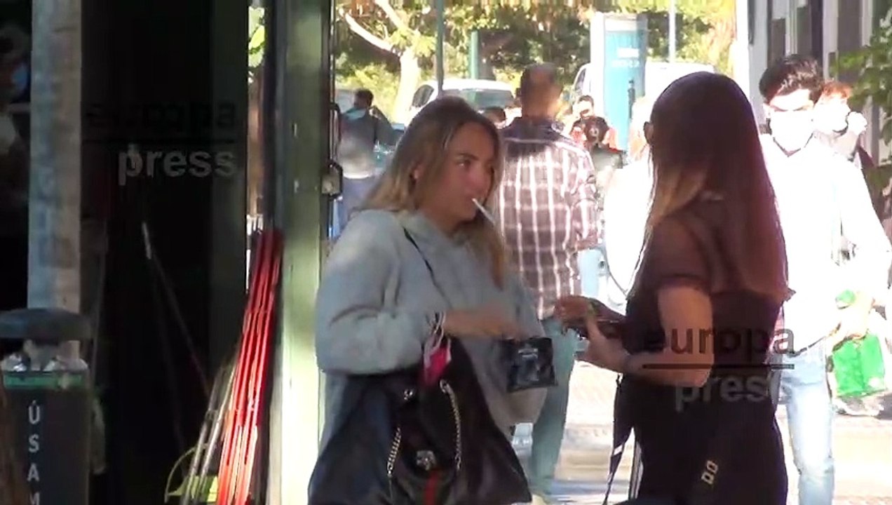 Rocío Flores, con rostro serio, llega a casa de Olga Moreno tras conocerse la noticia del divorcio